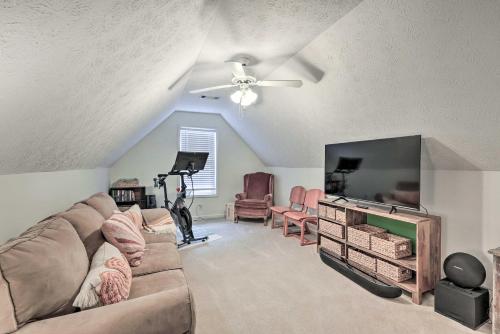 Fayetteville Retreat with Hot Tub and Fenced Yard in Fayetteville, USA