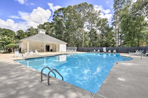 Fayetteville Retreat with Hot Tub and Fenced Yard in Vila Fayette (GA)