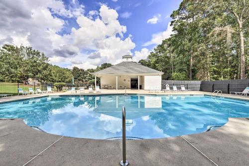 Fayetteville Retreat with Hot Tub and Fenced Yard in Vila Fayette (GA)