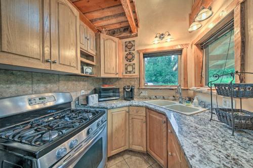 Pet-Friendly Eureka Getaway with Mountain Views in Glen Lake