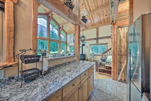 Pet-Friendly Eureka Getaway with Mountain Views