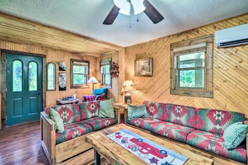 Rustic Ennice Cabin on Blue Ridge Parkway with Patio in Glade Valley, USA