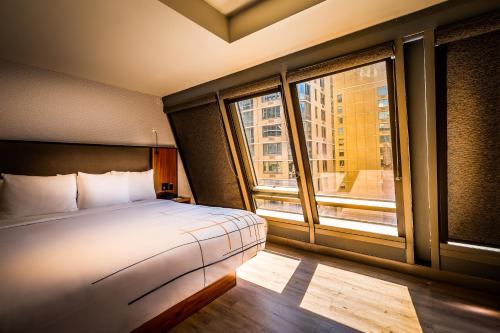 1 King Bed, Premier Room, Non-Smoking  image 10