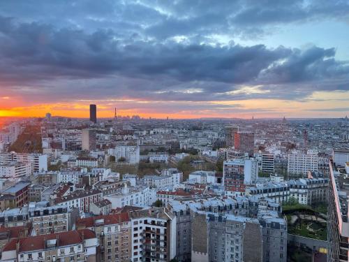 Appartement rénové avec vue imprenable sur Paris