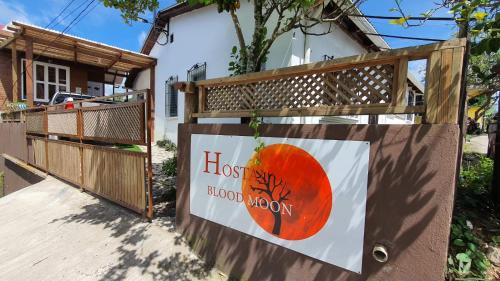. Hostal Blood Moon