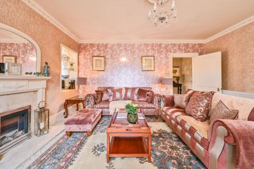 The Town House at Muntham- Luxury Holiday Home with Hot Tub - image 2