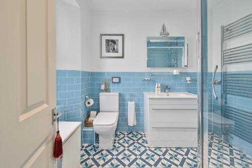 The Town House at Muntham- Luxury Holiday Home with Hot Tub - image 3