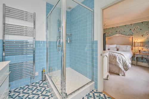 The Town House - Luxury Holiday Home with Hot Tub - image 8