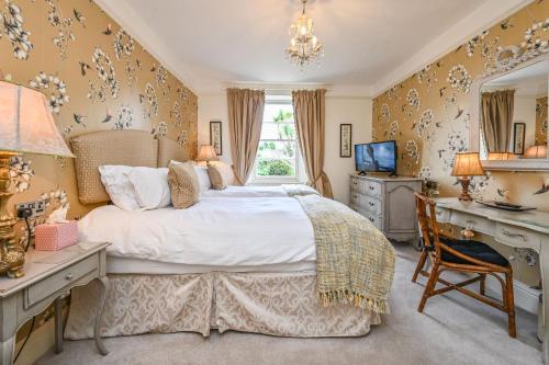 The Town House - Luxury Holiday Home with Hot Tub - image 14