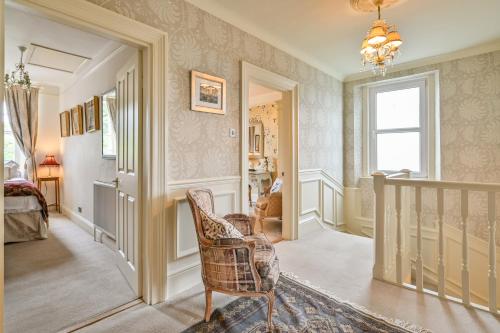 The Town House - Luxury Holiday Home with Hot Tub - image 12