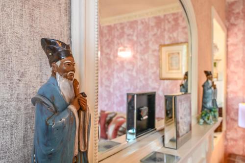 The Town House - Luxury Holiday Home with Hot Tub - image 4