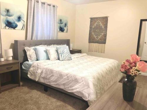 * Radiant Retreat * King Bed * Long Term Stays * in Durham, USA