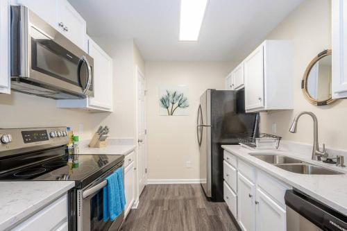 * Radiant Retreat * King Bed * Long Term Stays * in Durham, USA
