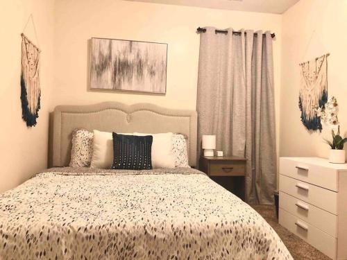 * Radiant Retreat * King Bed * Long Term Stays * in Durham, USA