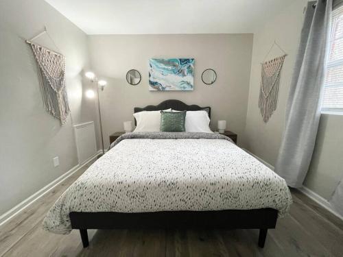 * Cozy Crib * Pet Friendly * King Bed *