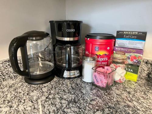 * Cozy Crib * Pet Friendly * King Bed *