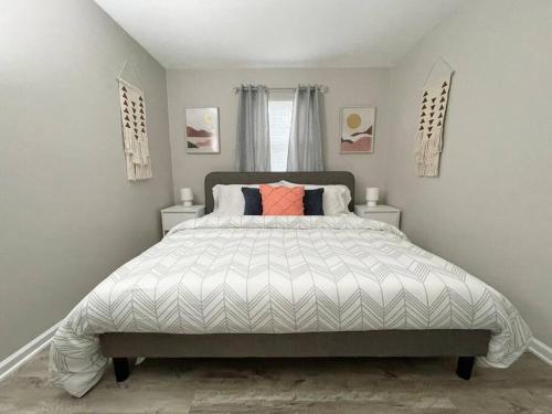 * Cozy Crib * Pet Friendly * King Bed *