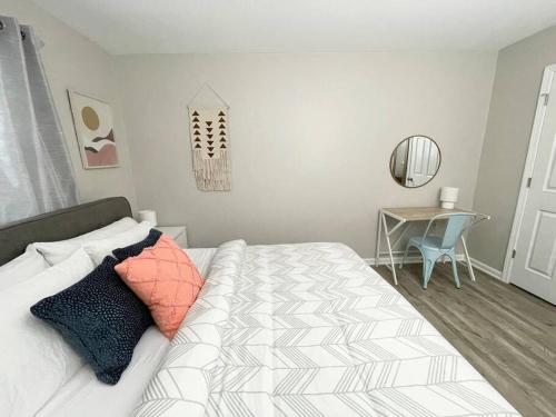 * Cozy Crib * Pet Friendly * King Bed *