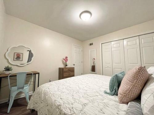 *Pristine Pad * King Bed *Duke * Long Term Stays* in Durham, USA
