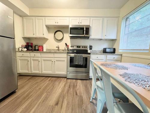 *Pristine Pad * King Bed *Duke * Long Term Stays* in Durham, USA