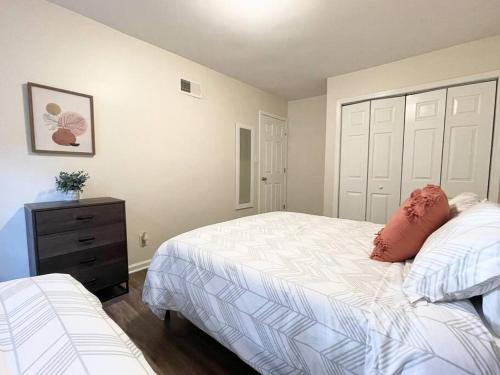 *Pristine Pad * King Bed *Duke * Long Term Stays* in Durham, USA
