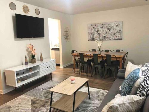 * Posh Place * King Bed * Long Term Stays *