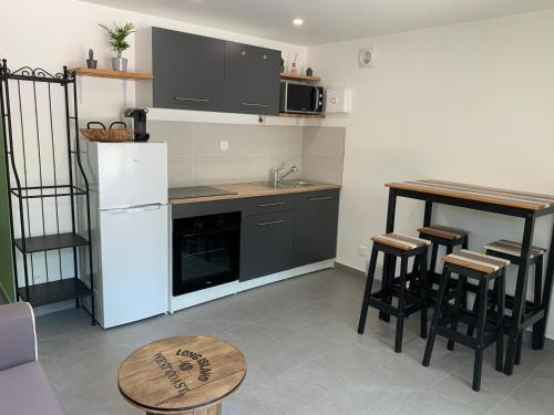 Charmant logement avec un extérieur et un jacuzzi (Charmant logement avec un exterieur et un jacuzzi) in Lancon-Provence
