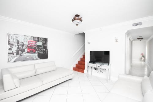 Beautiful 2/2.5 Condo w/Free Parking Fast WIFI