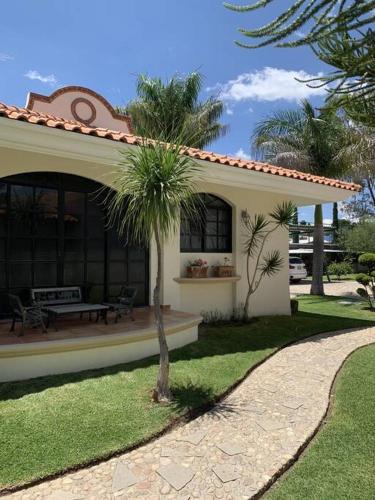Villa Quinta Lomas casa completa con aéreas verdes in León, Mexico