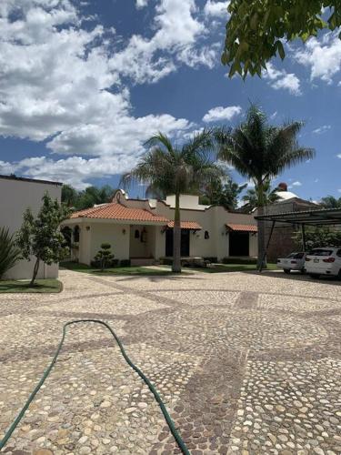 Villa Quinta Lomas casa completa con aéreas verdes in León, Mexico