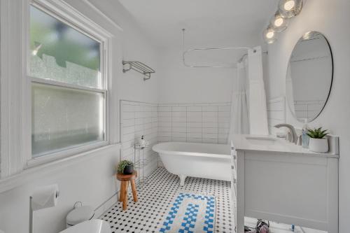 Pet Friendly 5BR Home near Downtown Detroit in Detroit, USA