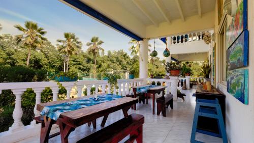 Exterior view, Hosteria Mar y Sol in San Andres Island