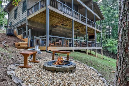 NEW Modern Cabin! 2 Large Decks, Hot Tub, Sleeps 8