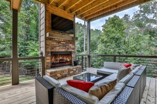 NEW Modern Cabin! 2 Large Decks, Hot Tub, Sleeps 8