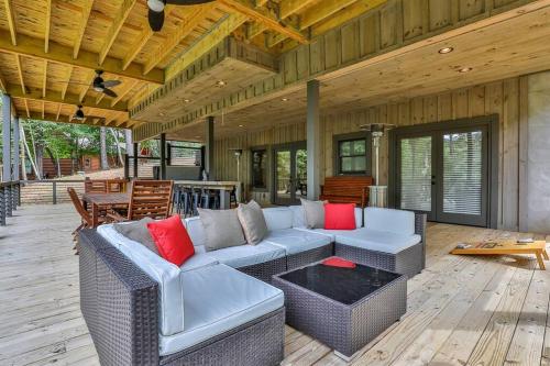 NEW Modern Cabin! 2 Large Decks, Hot Tub, Sleeps 8