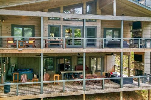 NEW Modern Cabin! 2 Large Decks, Hot Tub, Sleeps 8