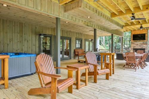 NEW Modern Cabin! 2 Large Decks, Hot Tub, Sleeps 8