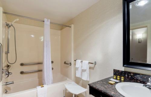 King Room with Roll-in Shower - Disability Access - Non smoking