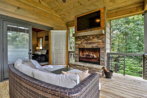 NEW Modern Cabin! 2 Large Decks, Hot Tub, Sleeps 8