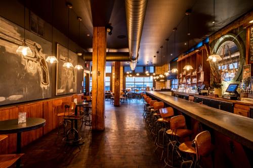 Pub/salon, The Iron Horse Hotel in Milwaukee (WI)