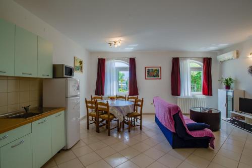 Apartments and rooms with parking space Kraljevica - 17589 - image 5