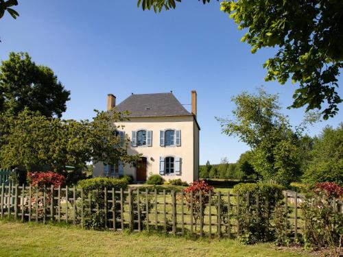 Gîte Saint-Pierre-sur-Erve, 4 pièces, 8 personnes - FR-1-600-160