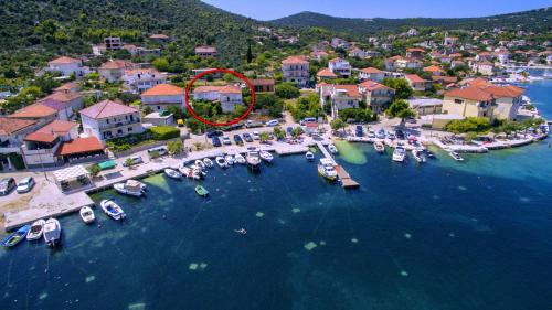  Apartments by the sea Vinisce, Trogir - 17590, Pension in Vinišće