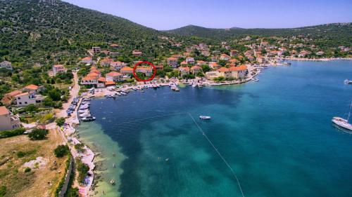  Apartments by the sea Vinisce, Trogir - 17590 in Vinišće
