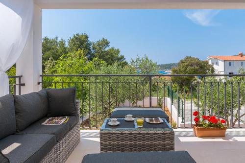 Holiday house with a parking space Kanica Rogoznica - 17600 - image 5