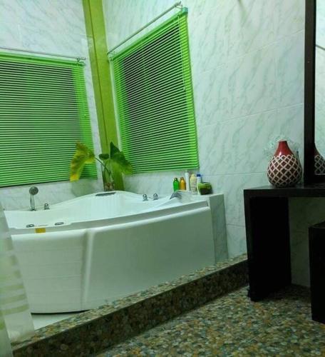 バスルーム, A Spacious and Serene Fully-Furnished Home in マティーナ アプラヤ