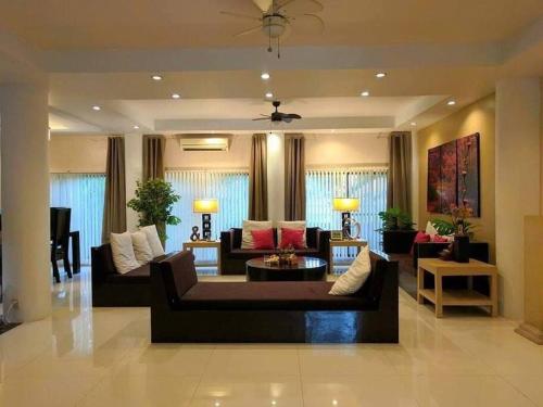 A Spacious and Serene Fully-Furnished Home in 滨水区马蒂纳