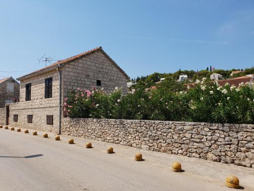 Apartments with WiFi Sutivan, Brac - 17825 - Sutivan