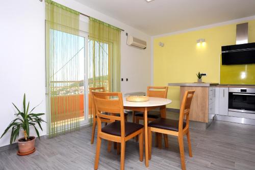 Family friendly apartments with a swimming pool Klis, Split - 17987