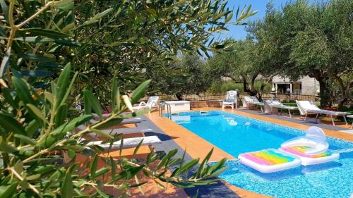 Family friendly apartments with a swimming pool Nevidjane Pasman - 18054 - image 4